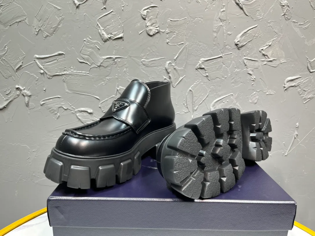 Men's clothing and shoes💰820💰 🔥🔥🔥3990 The latest prada Prada triangle enamel logo high-height lace-up shoes, the official website synchronizes the round toe and bold Lofte boots, using the original one-to-one development, the outsole one-to-one private molding, the fabric uses imported open edge beads, lining cowhide, foot pad cowhide, sole height 5cm, outsole original rubber foam sole, size 39-46